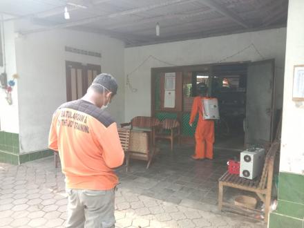 'Spraying' Rumah Warga oleh Tim FPRB Wiroyudha
