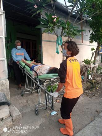 Antar Warga yang Sakit, FPRB Wiroyudha Penuhi Tugasnya